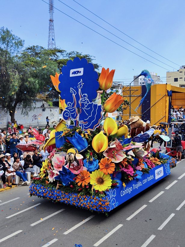 BCP — carro alegórico de Ornamenta