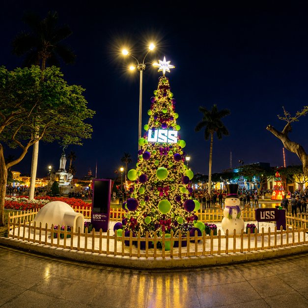Árbol Universidad Señor de Sipán 2025 — árbol navideño producido por Ornamenta