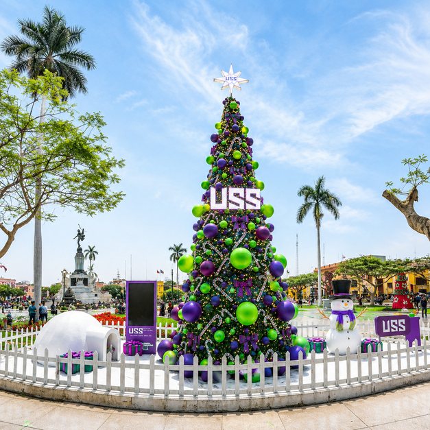 Árbol Universidad Señor de Sipán 2025 — árbol navideño producido por Ornamenta