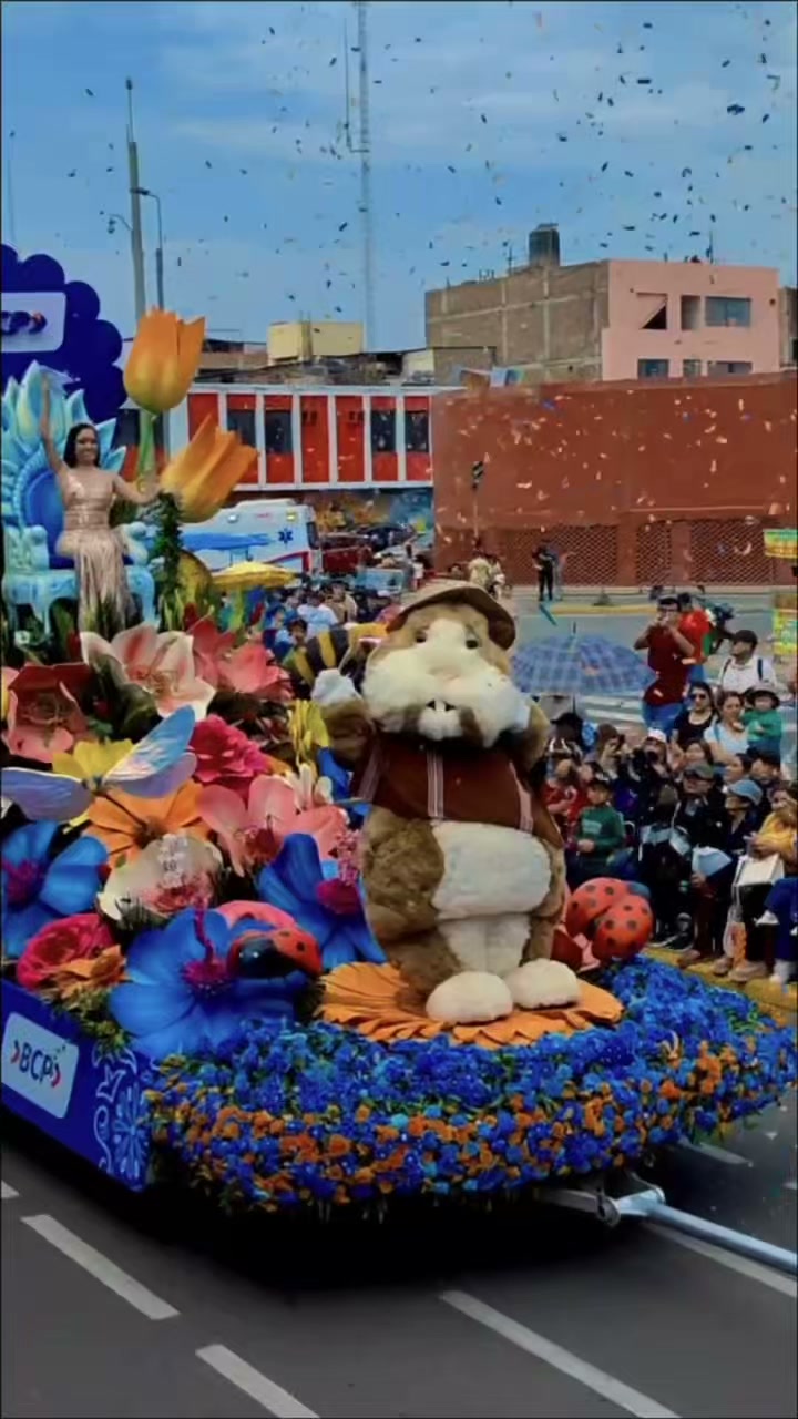 Carro alegórico de Ornamenta en el Festival Internacional de la Primavera