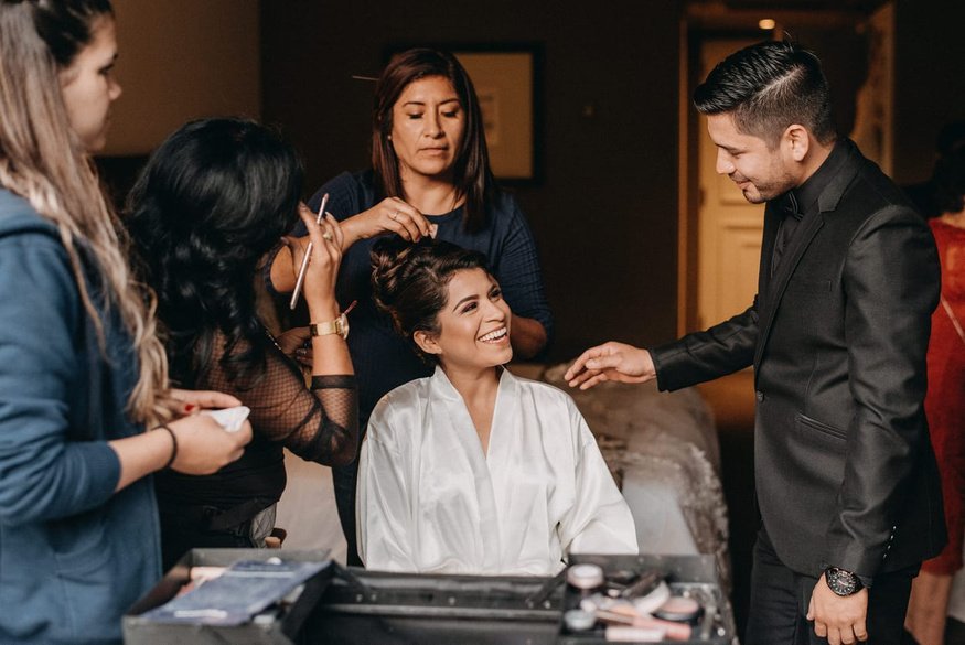 El equipo de Ornamenta preparando a una reina para su presentación