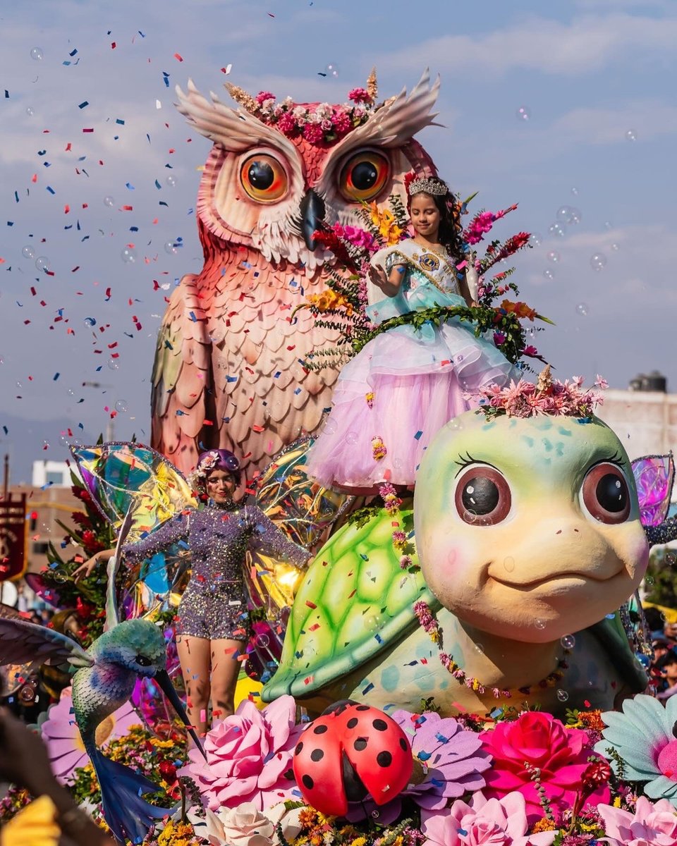 Carro alegórico “Reina Infantil Celeste I”, ganador del León de Oro 2023